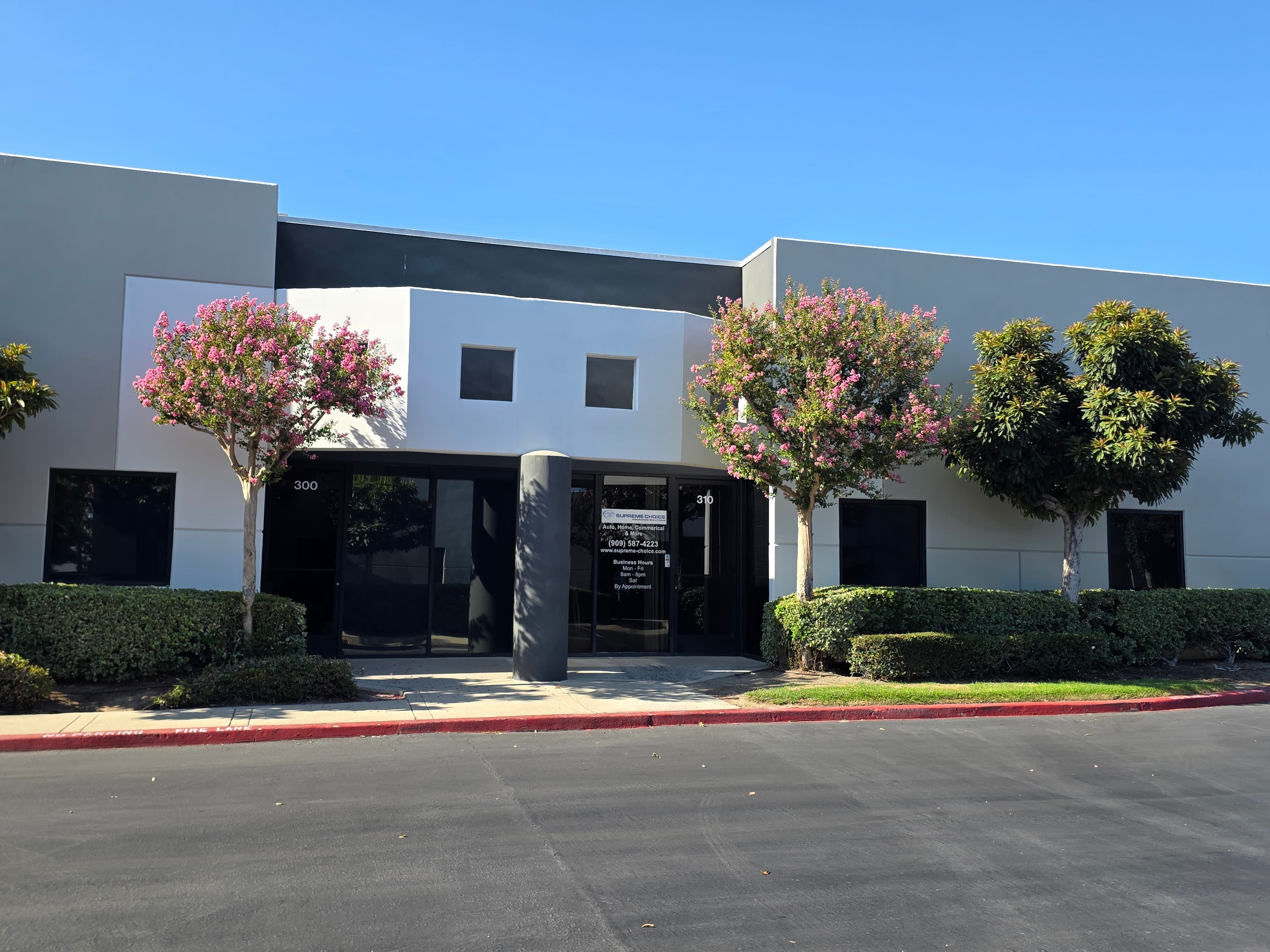 Entrada de la oficina de Supreme Choice Insurance Solutions en 10700 Jersey Blvd, Suite 310, Rancho Cucamonga, CA